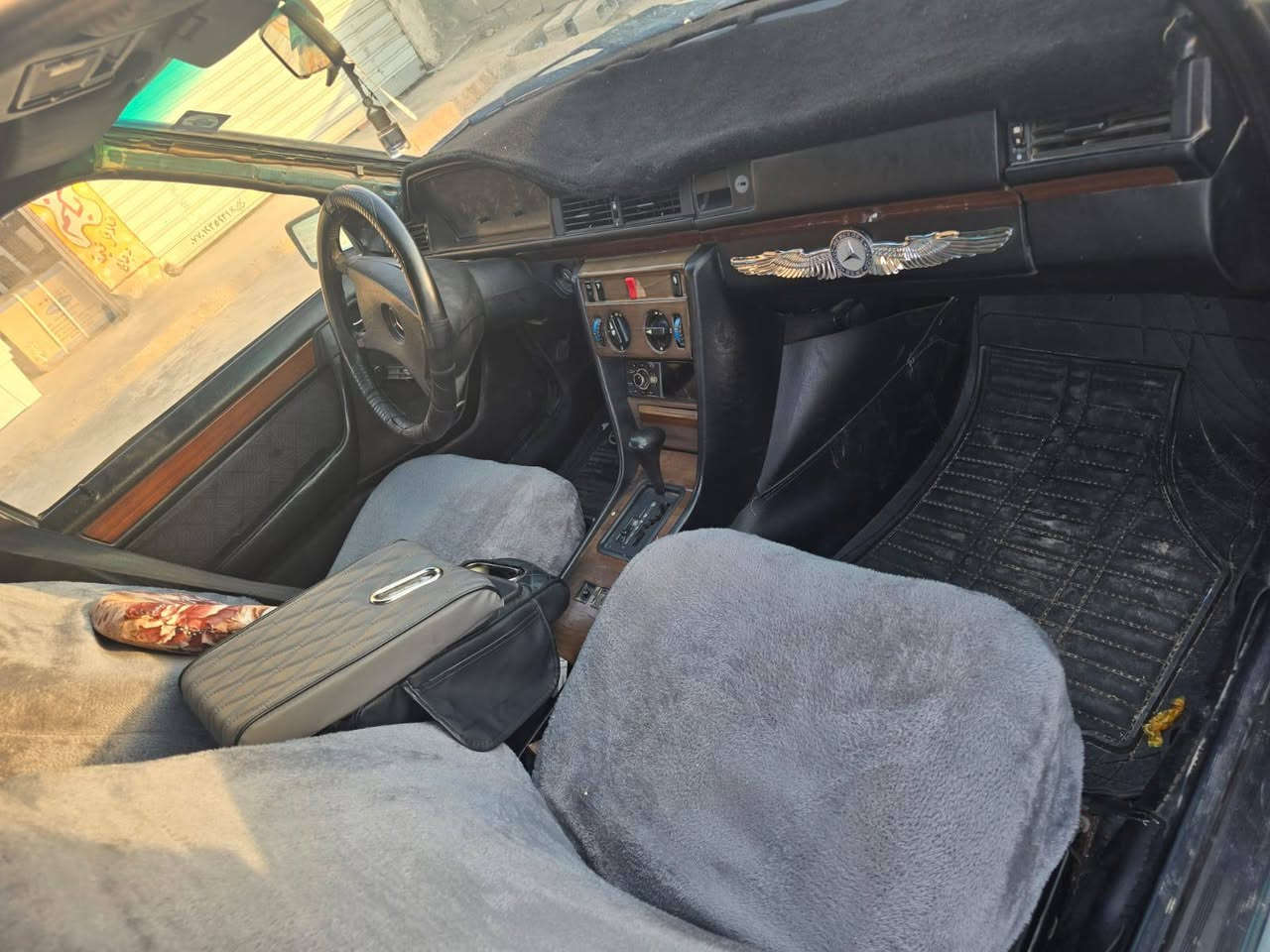 السلام عليكم
مارسدس للبيع 
موديل 88 محدث 92
التبريد ثلج 
كير محرك بطه شرط محرك 2500
دفتر بانزين بيها تايرات جدد 
السياره حلو ما عايزها مصرف
 مكان السياره كركوك
رقم كركوك مشروع وطني 
السعر 55 
للاتصال ***********
