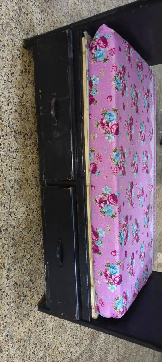 تخت طفل خزن للبيع لون اسود+دوشك طفل
الطول130
العرض60
الارتفاع 100
السعر 40وبي مجال المكان موصل حي عدن
***********
***********
