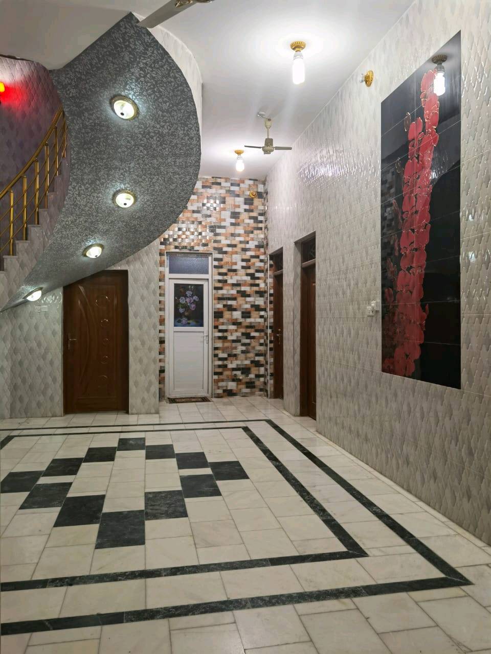 السلام عليكم 
مزرعه مساحته 1225و بيه فله مساحته 350 و كراج واسع تحتوي الفله على 3 غرف نوم حمام عدد 2 صاله  و مطبخ حار و بارد 
العنوان الناصريه السفينه شارع السلام 
السعر 660 مليون 
***********