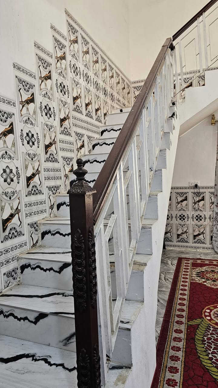 السلام عليكم ورحمة الله وبركاته
للبيع بيت طابقين مساحة 230 متر طابو زراعي قرار 115 ركن على شارعين على التبليط في العزيزيه مشروع عويد متوفره جميع الخدمات 
ماء قوي فول كهرباء وسحب و مدارس قريب على الشارع العام البيت طابقين بناء طابوق يحتوي على ثلاث غرف نوم قياسات الغرف 4*4 و 7*5 و 5*4 وصاله مفتوحه على المطبخ واستقبال 5*7  وحمامات داخليه وصحيات خارجيه وطارمه وحديقه وترك خلفي 
ملاحظه / البناء كله طابوق وصب كون كريت مسلح وسراميك في الطابق الاول وفي الطابق الثاني 
السعر 69 وبيه مجال 
للتواصل ***********
