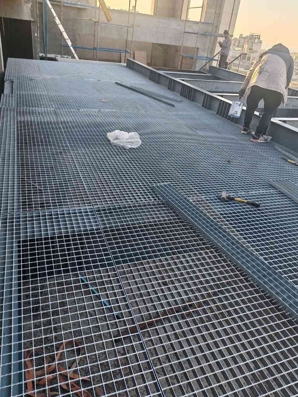 بسم الله الرحمن الرحيم تم انجاز احد أعمالي هيكل حديدي بمساحة ٢٥٠ م٢ قاعده لمحطة تبريد وتدفئة مركزيه لفندق مساحة ٣٠٠٠ م٢ في محافظة النجف الاشرف من يرغب بالاتصال على الرقم ***********
