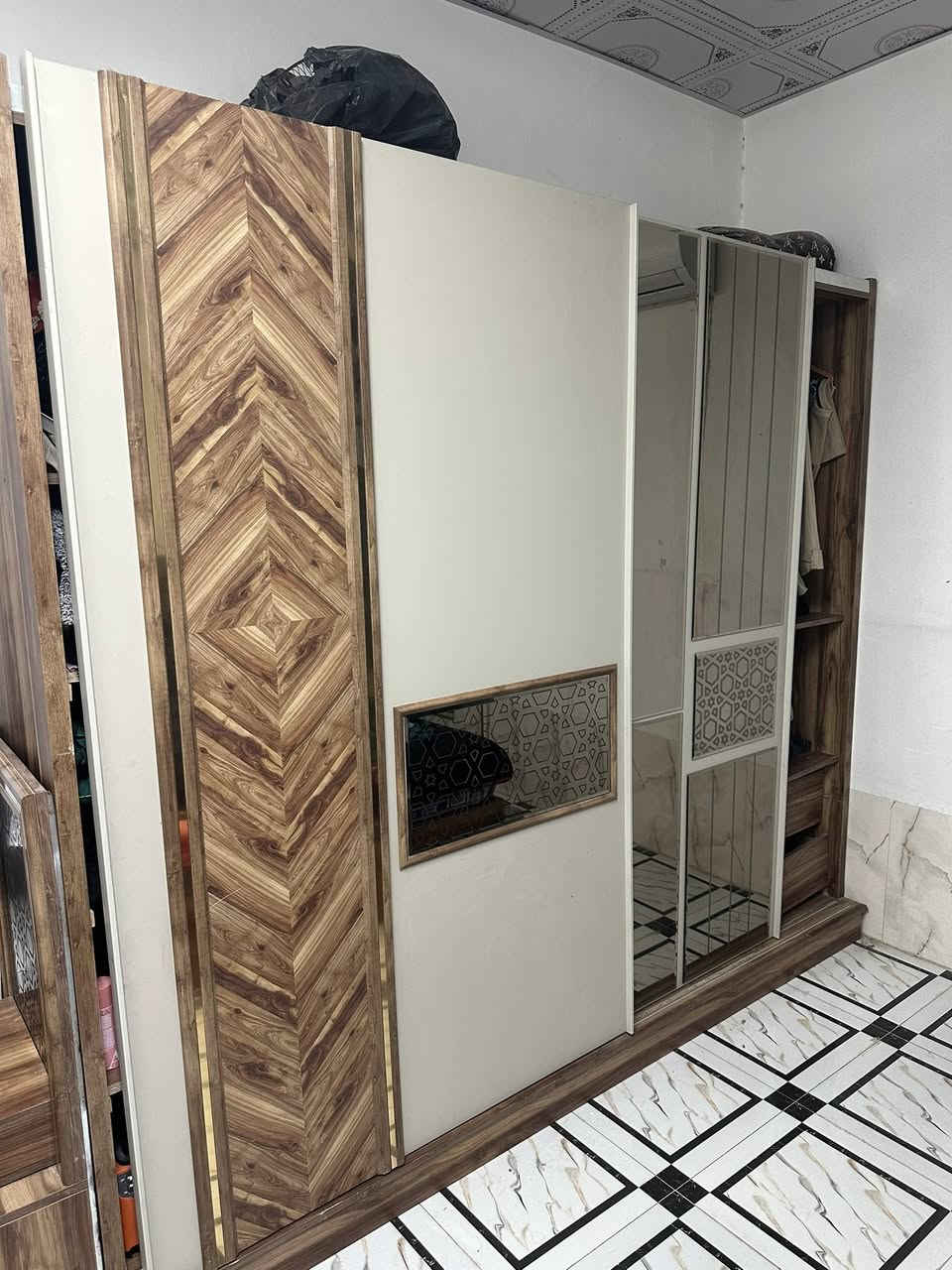 سلام عليكم غرفه 11 قطعه تركي مستعمل للبيع 
السعر 700 وبيه مجال 
تحتوي ع كنتور سلايت كلش مرتب وجبير
ميز تواليت 
ميز جربايه عدد 2
ملحق كنتور عدد 1
ميز جرارات عدد 1 
مرايه ام المتر عدد 1 
شازوله عدد 1

***********
