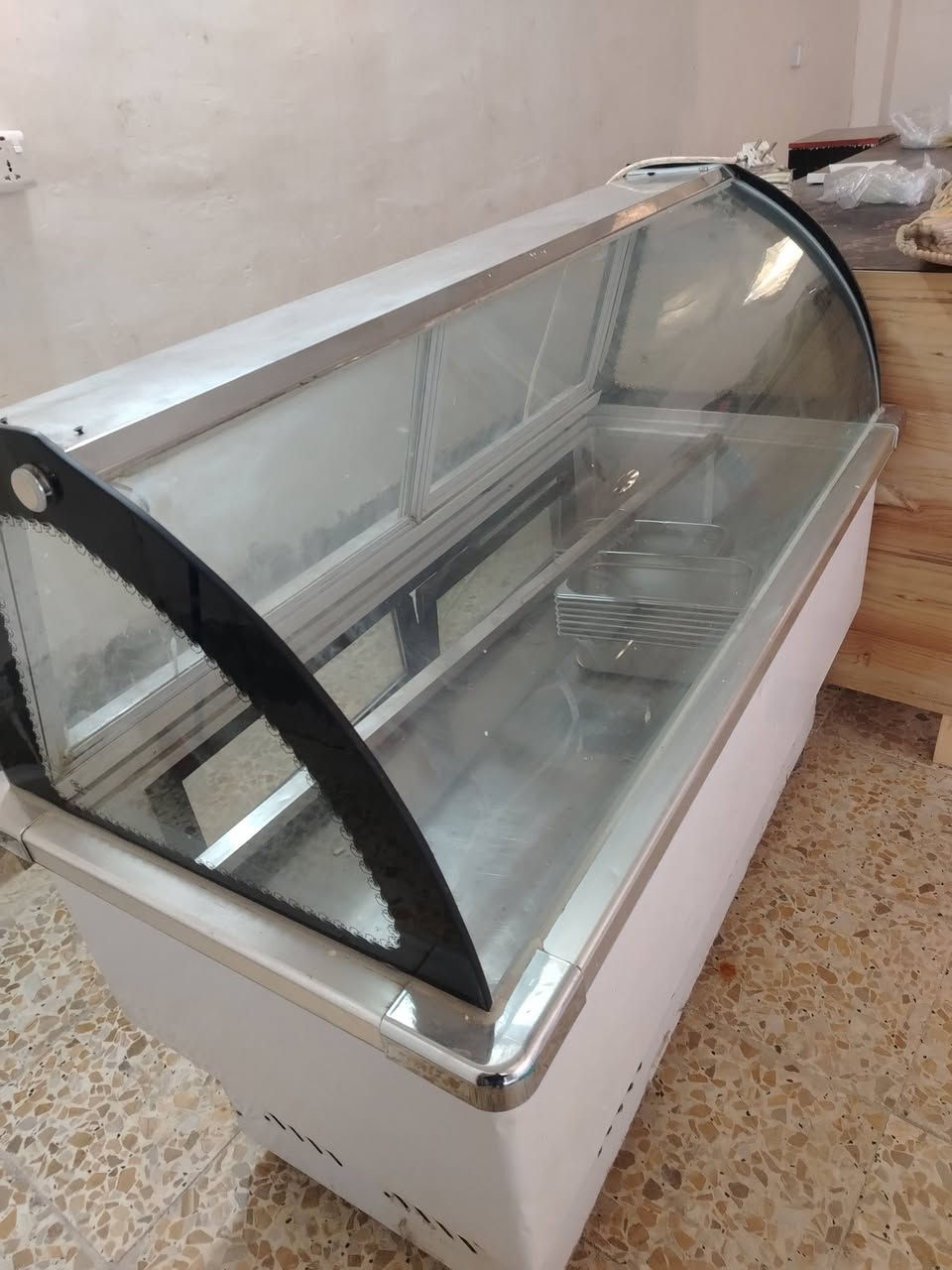 السلام عليكم برادات عمودي عدد ٢ براد مقبلات ميوزه عدد ٢ المنيوم وميز واحد خشب عنوان كربلاء قرب قنطرة السلام *********** اتصل وبيك خير ودلل
