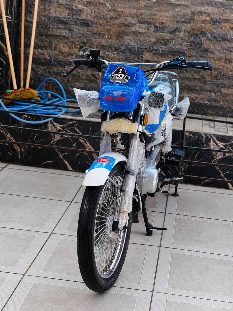 🏍️ ماتۆڕی سوپەر سۆلینک (SUPAR SONALING) مۆدێل 2024
ماتۆرێکی زۆر زۆر تازە و لۆک، هاوشێوەی سفرە و زۆر کەم کاری کردووە. هەموو شتێکی بەشەرتە و لەسەر بیلادی خۆی ماوەتەوە.

🛠️ تایبەتمەندی و مەرجەکانی ماتۆڕەکە:

 مەکینە (بزوێنەر): بەشەرت،  (نەکراوەتەوە)، بەبێ سەرفکردنی ڕۆن و بەبێ دووکەڵ (بخار). مەکینەی توند و لۆکە.

 شاسی و بەدەنه: هەموو لایەکی بەشەرتی بێلادە، تەنانەت سوویچەکانیشی بێلادین.

مەنەفێسی شەریکەیی خۆی لەگەڵ دایە

 سیستەمی کارەبا:، کارەباییات و شاشە (دەشبۆڵ)ی ئەلیکترۆنی بەشەرت و بێ کێشەن.

 تایە و برێک: هەردوو تایەی لۆکن و برێکەکانی زۆر مەزبوت و بێ کێشەن.

💰 نرخ و ناونیشان:

 نرخ: 575, دینار (پێنج سەد و حەفتا و پێنج هەزار)

ناو نیشان شۆرجە نزیک چێشت خانەیی حمە ناسر📍📍

📞 بۆ پەیوەندی و کڕین:

 ژمارە تەلەفۆن:***********

تێبینی بۆ کڕیار:ماتۆڕەکە لە کاتی بینیندا خۆی شاهیدی پاكی و توندوتۆڵی خۆی دەدات، هەموو شتێکی بە شەرت دەدرێت.

💀💀💀💀💀💀💀💀💀💀💀💀

🏍️ دراجة سوبر سونلیک (SUPER SONALINK) موديل 2024

دراجة جديدة (لوك)، تشبه الزيرو وماشية شي قليل كلش. كل شي بيها بشرط الفحص وعلى بلادها.

🛠️ المواصفات والشروط:

 المحرك (المكينة): بشرط الفحص (ما مفتوحة نهائياً)، ما تنقص دهن وما بيها أي دخان. مكينة قوية وجديدة.

 الشاصي والبدن: كل النواحي بشرط بلاد، وحتىالسویجات مالتها الأصلية مال بلاد.

 الأوراق: المنيفيست الأصلي مال الشركة موجود وياها.

 الكهربائيات: منظومة الكهرباء كاملة والشاشة (الدشبول) الإلكتروني كله شغال وبشرط الفحص.

 التايرات والبريكات: التايرات اثنينهم جدد، والبريكات مضبوطة كلش وما بيها أي نقص.

💰 السعر والعنوان:

 السعر: 575,000 دينار (خمسية وخمسة وسبعين ألف دينار).

 العنوان: كركوك - الشورجة، قرب مطعم حمه ناصر.📍📍

📞 للاستفسار والشراء:

 رقم الهاتف: ***********

ملاحظة للمشتري: الدراجة على الواقع هي تحچي عن نظافتها ومتانتها، وكل شي بيها ينباع بشرط الفحص والضمان.
