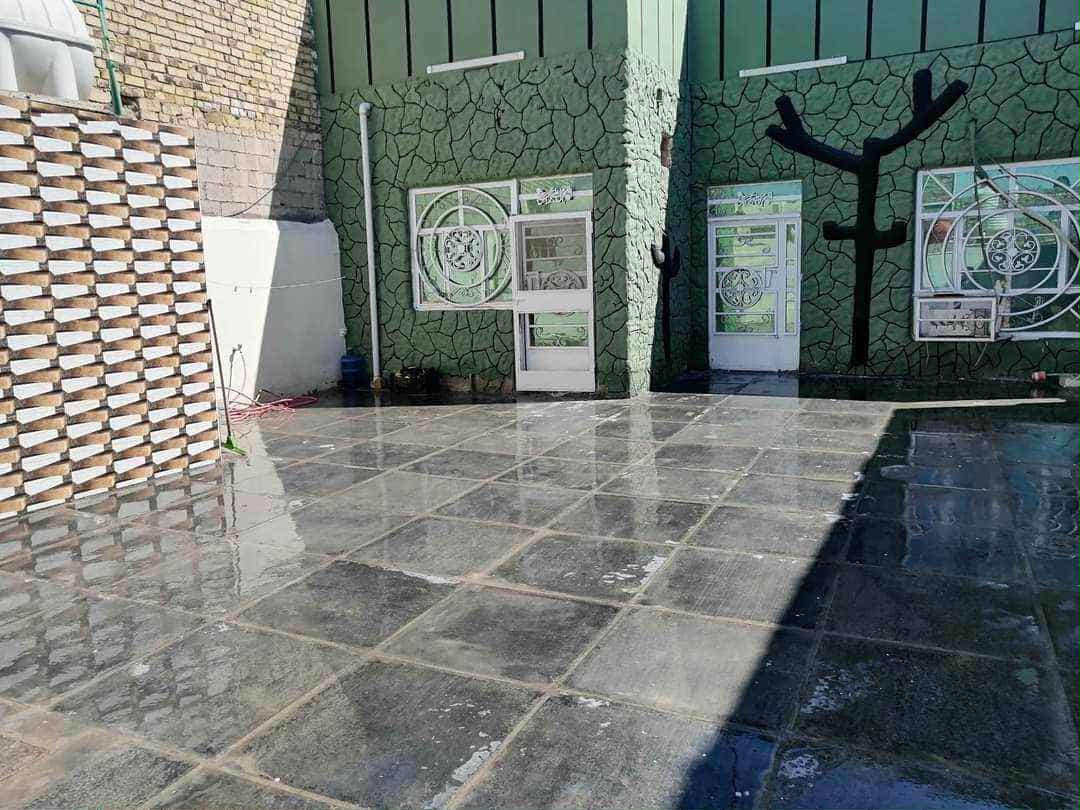 السلام عليكم بيت زراعي للبيع على طريق السنيه خلف معمل الكاشي مباشره مساحته 200 م  البيت عله شارعين التبليط بالباب يحتوي على غرفتين وصاله ومطبخ وصحيات للاستفسار الاتصال على الرقم ***********

