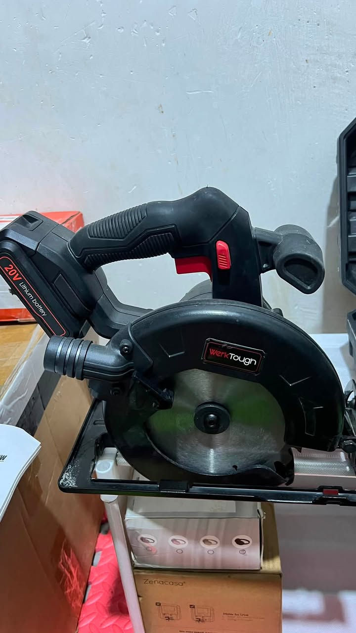 المنشار الدائري اللاسلكي هو من طراز WerkTough CS01، ويعمل ببطارية 20 فولت.يتميز الجهاز بسرعة قصوى تصل إلى 4000 دورة في الدقيقة، وهو مناسب لقطع الخشب والبلاستيك والمعادن اللينة.تتضمن الحزمة عادةً دليلًا موازيًا وثلاث شفرات منشار ( السعر  ٧٥ الف واصل  ( *********** )
