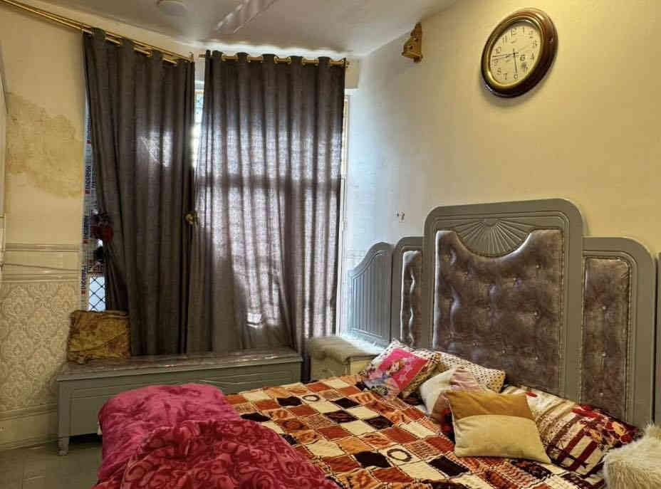 بيت  100 متر طابقين
حي الامام  
ابعاد البيت  الوجه 5 م
النزال. 20
رابع دار عن شارع حي الامام الرئيسي
بشارع كماليات ابو زينب 
الطابق الاول 
غرفه 4 في 5 
مطبخ 4 ونص 3 ونص
هول 5 في 4
استقبال 5 ونص في 3 ونص
حمام  1،5 في 2 م
حمام خارجي
الطابق الثاني 
غرفه 4 في 5
غرفه 5 في 4،5
هول كبير 
حمام  1،5 في 2
السعر 210 مليون وبي مجال 
للاستفسار الاتصال على. ***********
