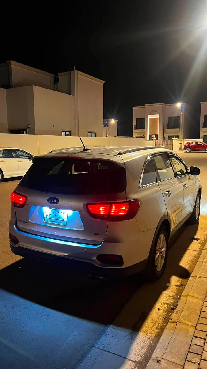 ‎ كيا سورينتو LX موديل 2020
‎📍وارد أمريكي
‎📍 كربلاء

‎المواصفات:

‎ • موديل 2020
‎ • محرك 2.4L GDI 
‎ • قير أوتوماتيك 6 سرعات
‎ • دفع أمامي (FWD)
‎ • 7 راكب
‎ • عداد: 125,114 مايل
‎ • لون فضي
‎ • داخلية سوداء قماش وكالة
‎ • شاشة لمس وكالة
 • Apple CarPlay
 • Android Auto
‎ • كاميرا خلفية
‎ • مثبت سرعة
‎ • بلوتوث
 • USB / AUX
‎ • تحكم بالستيرن (صوت – اتصال – مثبت سرعة)
‎ • مكيف أمامي وخلفي       
‎ • حساسات ضغط الإطارات (TPMS)
‎ • إضاءة LED نهارية
‎ • رادار النقطة العمياء بالمرايا الجانبية (Blind Spot Monitoring)
‎ • حساسات خلفية 
‎ • اربع وضعيات قيادة (ECO,COMFORT,SPORT,SMART)
السعر 183$ ورقة وبيها مجال بسيط 
للاستفسار ***********
