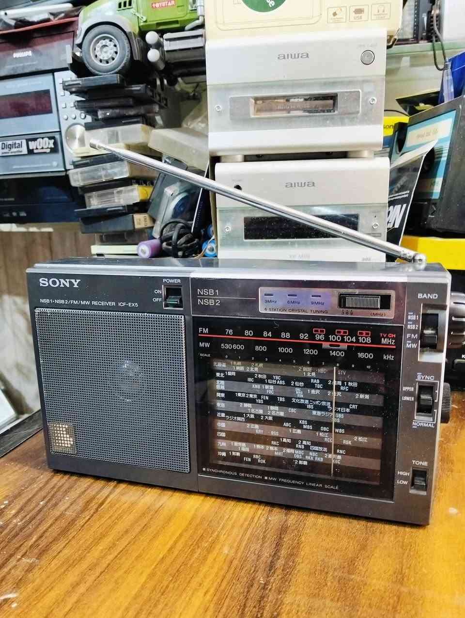 من نوادر الاجهزه اليابانيه 
راديو سوني SONY 
صناعه ياباني صنع سنة 1985 
جهاز بلادي غير داخل تصليح 
موجات الراديو FM MW 
سحب ممتاز للمواجات المذكوره 
يعمل باتري وسط عدد 4 ومحوله خارجه 
ابعاد الجهاز عرض 25  سم ارتفاع 14 سم 
يوجد فديو بالمنشور يوضح التشغيل 
للحجز والاستفسار المراسله على الخاص


**إذا كنت صاحب هذا الإعلان وتريد حذفه لأي سبب، رجاءا أرسل رسالة إلى الدعم الفني**