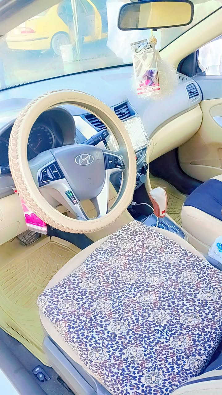 اكسنت بلو موديل 2012 للبيع محرك 1600 قطرتين گير عادي + اوتو تحكم استيرن جهتين كاميرا خلفية شاشة رقم انكليزي سنوية جديدة السيارة باسمي بيها بارد باب خلف باب الامامي وباب مبدل بلادي خلف السائق بسعر 95 العنوان بغداد الزعفرانية  للاستفسار الاتصال على الرقم ***********
