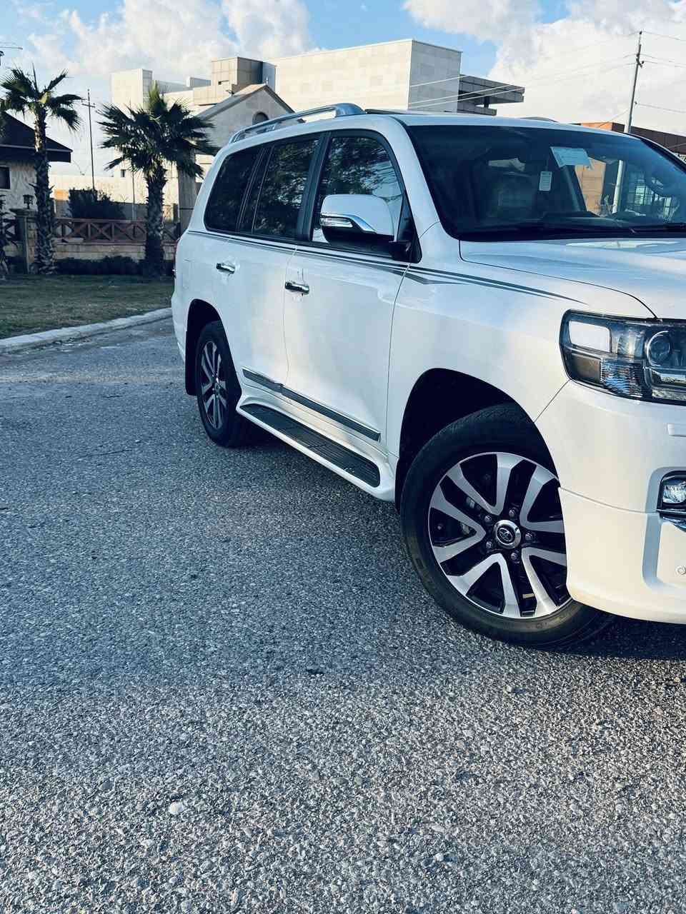 لاند كروز 2019 فئة كراند تورنك سيارة بلادية مكفولة من كلشي محرك 8 ماشية 71 الف رقم اربيل تحويل ثاني يوم سعرها ٥٦٥ وبيها مجال للاتصال ***********
