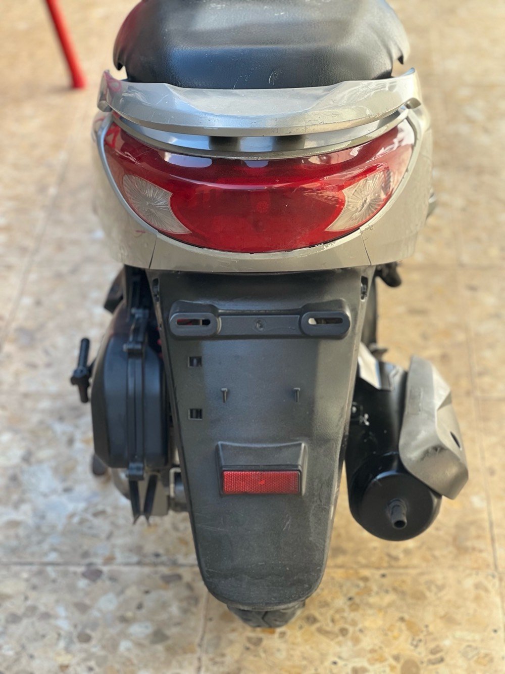 للبيع سكوتر ياماها نظيف ومجهز للاستخدام اليومي. السرعة تصل إلى 140 كم/س مع عداد قراءة على 90333 كم. تصميمه جذاب ولونه فضي مع تفاصيل حمراء. مناسب للتنقل في المدينة ومدى جيد للوقود. الفرامل والمصابيح بحالة جيدة.