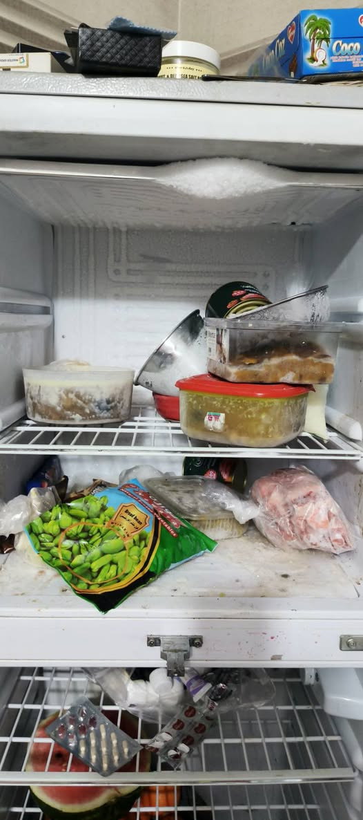 ثلاجه حجم كبير مترين حيل نضيفة للبيع سعر ٢٠٠ بيها مجال للشراي العنوان بغداد الشعب  ***********
