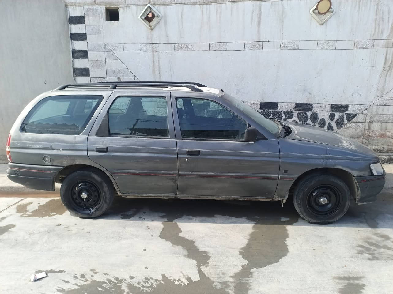 للبيع سياره فورت موديل 92شرط لا ضربة لا صبغ لا خياس شرط وكلة تحويل محرك بي خيط بخار السعر 12الرقم ***********
