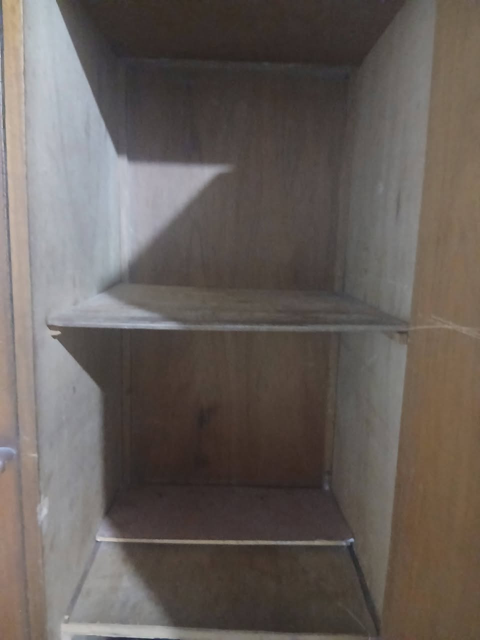 قنصور خمس ابواب ملحق داخل حيل نظيف بس خارج يحتاج صبغ خشب ثقيل
السعر 100 وبي مجال
***********
***********
