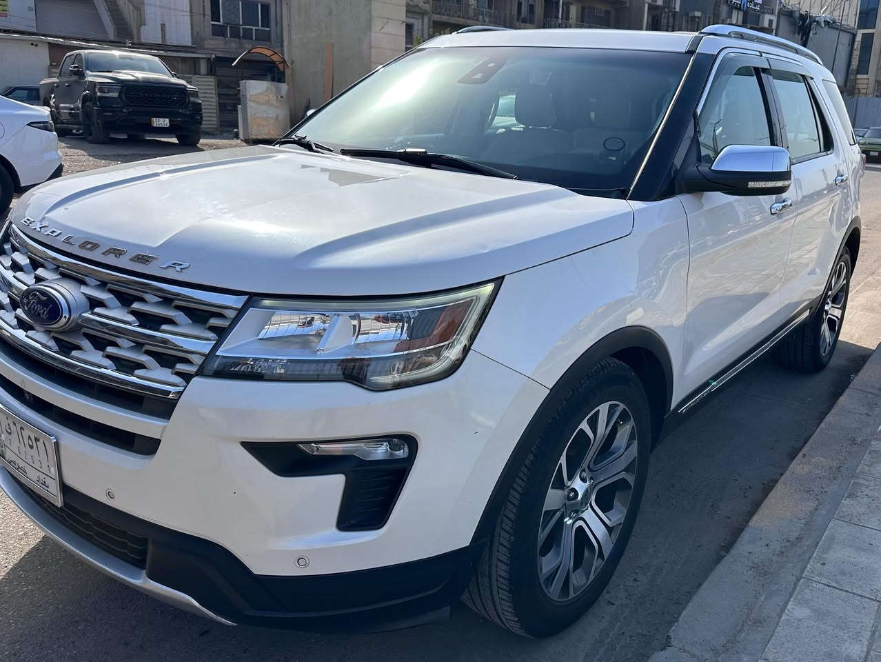 فور اكسبلورر 2019 لمتيد
فول مواصفات
✳️ حساسات امامي وخلفي 
✳️ رادارت امامي وجانبي
✳️ كامرة امامي وخلفي
✳️ كشن ميموري 
✳️ كشنات جلد 
✳️ الكشنات الامامي تدفئة وتبريد ومساج
✳️الكشنات الخلفيه تدفئة
السياره ٧ راكب 
✳️ مثبت سرعة
✳️ ستيرن تدفئة
✳️ تحكمات ستيرن
✳️ تبريد ثلاث قطع 
✳️ سقف بانوراما
✳️ بصمة تشغيل
✳️ بصمة ابواب الامامي 
✳️ اشارة بالمري الجانبيه
موجود رقم الشاصي تشوف صور الحادث
السياره باسمي رقم انكليزي  وهزه الجديد لسنه 2030  
السياره بدون صبغ الباب الايمن بي بارد والجاملغ الايمن مبدل نفس اللون 
السيارة مناقصها اي شي شغل واطلع
السعر 225 وبيها مجال للشراي
المكان بغداد زيونه ***********
