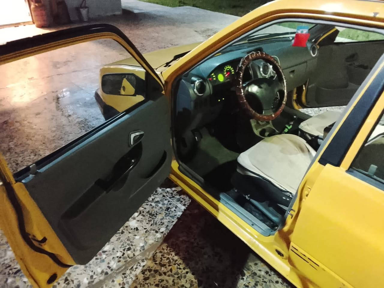 سلام عليكم سايبة ١٢ سيرة حلوة مكينة زينة كير حلو ونمرة كلهن حلوت بس الواحد ما يجي كهربايت كلهة شغالة غرفة نضيفة بهة تصليح هلالات ما بهة اي ضربة قوية  بهة خياست بصيطة سيرة رقم بغداد بسمنة  مصفر هية وغرمت  هزة جديدة يعني مدور ما يكلفك بس استمارة عنون بغداد المحمودية سعر ٢٨ وبهة مجل حك الجية ***********
