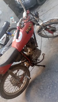 دراجه بدون محرك بس كشر كلك كلك.. يعني سكنر  السعر 300 المكان بغداد الش...