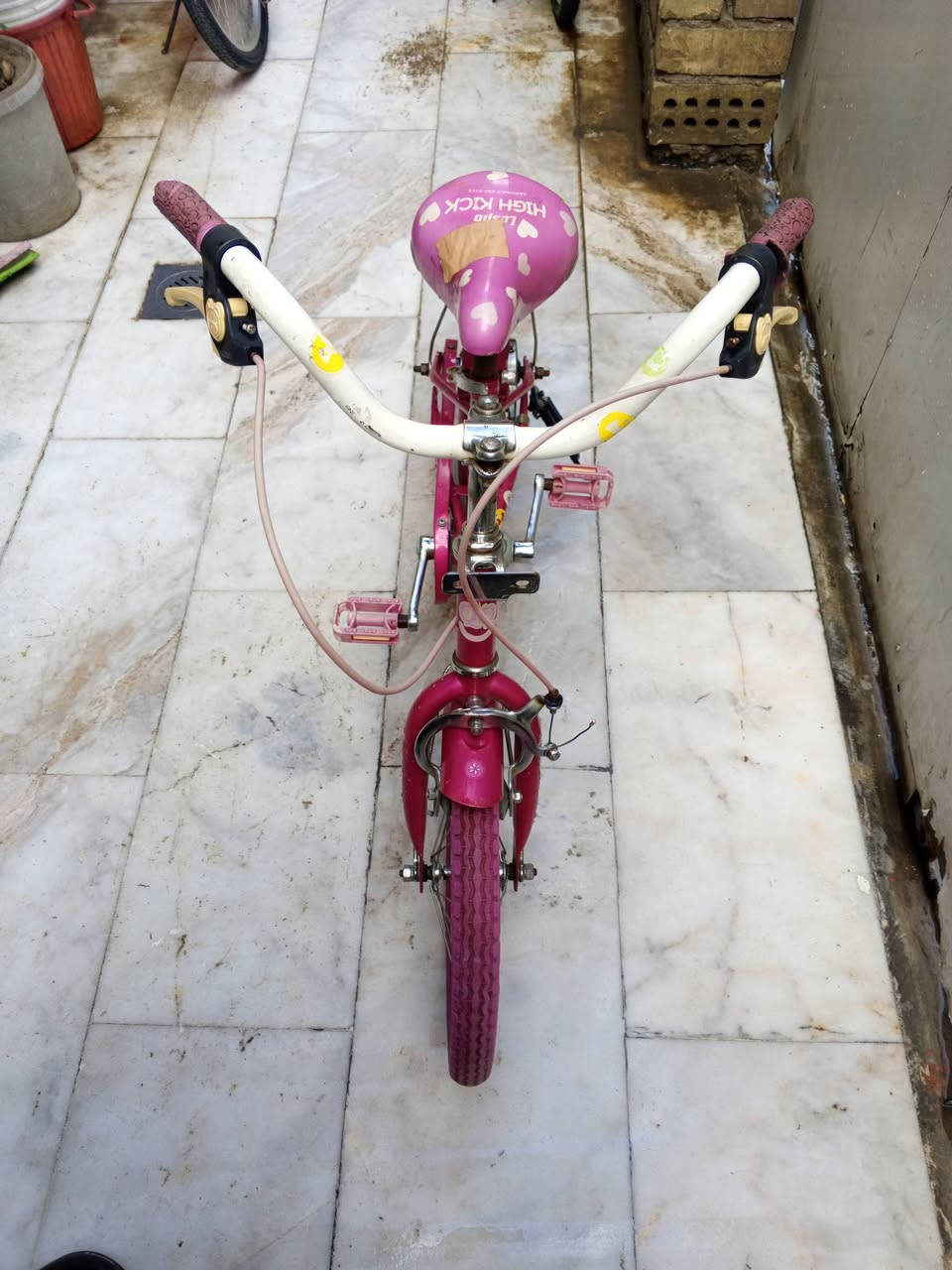 السلام عليكم 
بايسكل اطفال ياباني للبيع كسر حاوية سعر 65 الف مواصفات البايسكل:-
1- الون وردي مميز 💞.
2- الحجم 16 + تايرات لون وردي مميزات كتان اصلي ⚜️.
3- بريك امامي+ خلفي شغال 💯.
   🛑 مكاني 🏡 بغداد الشعب شارع الصحة قرب سوق صبح 🛑 يتوفر خدمة توصيل 🛑 رقمي للستفسار ***********
