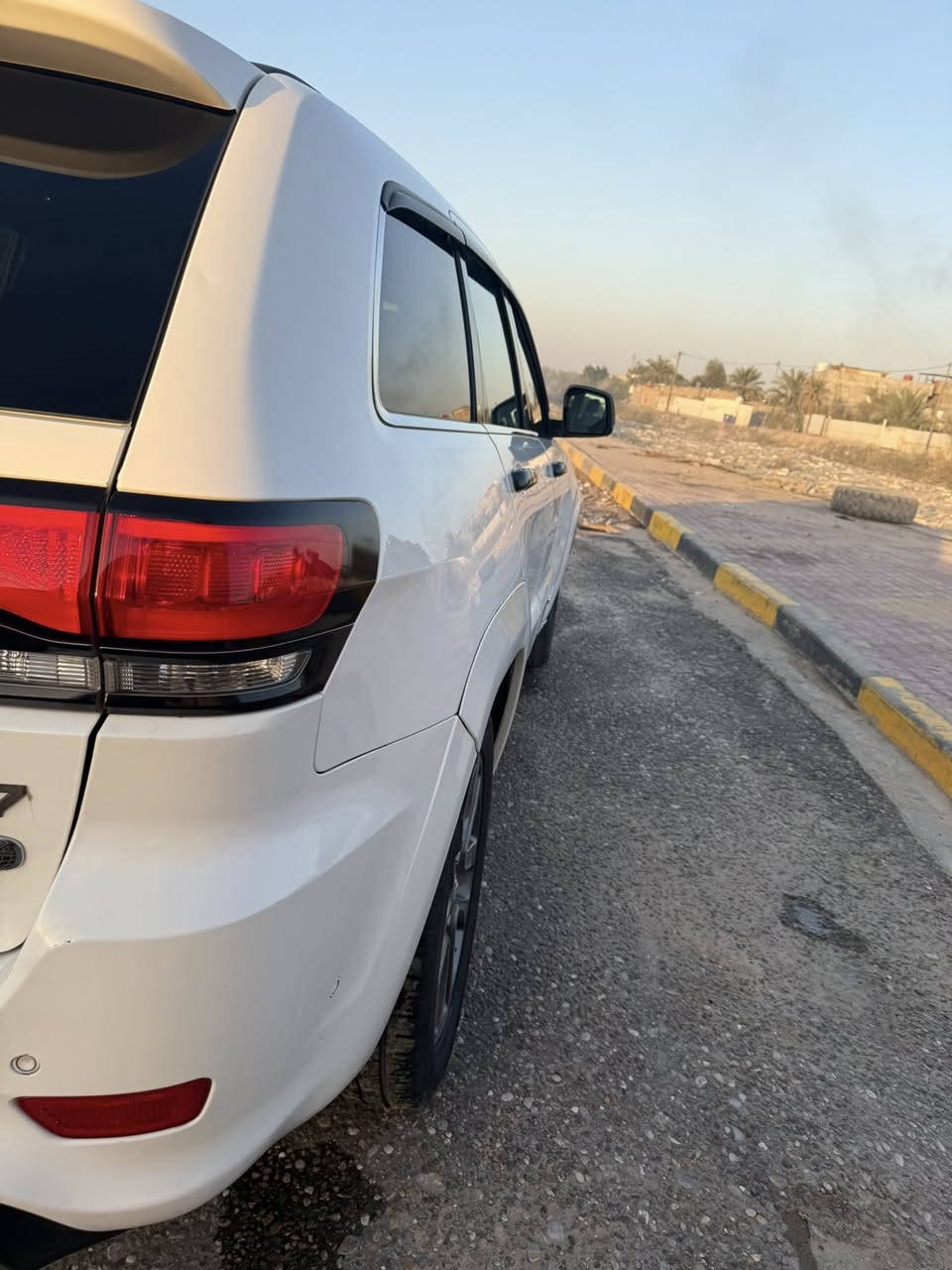 المحرك : V8 /5700
الكير : أوتوماتيك

العداد : 84 الف

الون :  ابيض

الحالة /. وارد امريكي ضرر جاملغ وبنيد باقي كفالة من شخط

الـــــمـــواصــفـــــات 

فول مواصفات خنك لل اخير 1/1 لل اخير

من رادار الامامي وخلفي وجوانب .. الخ 

رادار امامي مع مانع تصادم . 

رادار خلفي نظام بريك اوتماتيكي ( Auto Break System )

نظام الاسطفاف الالي (اوتوپارك) 

نظام تحذير الخروج عن المسار 

دفع رباعي 4x4 . 

فرش المقاعد من الجلد والشاموا 

دشبول جلد  . 

صفي المقاعد الأمامية كهربائية 

ذاكرة لحفظ وضعيات الجلوس ( كرسي السائق ميموري) 

صفي المقاعد الأمامية مع تبريد وتدفئة . 

صف المقاعد الخلفية مع تدفئة .

انظمة القيادة على حلبات السباق  (رياضي) 

نقطة عمياء  ( رادار جانبي) 

ويل SRT  اكبر حجم قياس 20 انج

مقود  (ستيرن) السائق كهربائي 

تدفئة ستيرن 

سقف بانوراما

شاشه كبيرة 

مصابيح امامية زنون 

المصابيح الأمامية مع LED لايت 

مصابيح خلفيه (بك لايت)  لد

كشافات ضباب بروجكتر زنون 

تشغيل عن بعد

صندوق كهربائي 

حساسات أمامية اصليه تظهر في الدشبول

حساسات خلفية اصليه تظهر في الدشبول

كاميرا خلفية اصليه دواره

بخاخ ماء لتنظيف المصابيح الامامية (زراك لايت)

مرايا متحسسه للضوء العالي

بلوتوث تلفون 

محدد سرعة  ( كروز سرعه )

ايرباكات عدد 12 

نظام صعود مرتفعات

نظام تزحلق 

نظام معرفة ضغط الاطارات

نظام اقتصاد بالوقود eco

نظام مكابح  EBD 

عداد سرعه مفتوحه 

عليها ادامه كامله تيم جدد وتخم تايرات جديد وباتري جديد وصدر امامي خلفي نفظ جديد مع الدهون كامله كله جديد يعني فلس متحتاج نهائيا وكل نقص ماكو

بلكات ريسنك 

تخم تاير جديد  الرياضي تو سايز
 دبات خلفيه صوت يخبل. 
سيت احزمه امان اصفر SRT 

تبديل منضومه الماء راديتر قبل 5 ايام
شرط الفحص مكينه مديل ٢٥ شادهة قبل سبوع وكير وكاردن واكسل  كفاله عامه 💯
اخوان السوك كل شي بيه ميعجبك السعر اعبر المنشور وادعيلنا بالرزق سياره متعوب عليها وناصبه الاخير متتقارن ب المهجومات 🌹
رقم بصرة تحويل 

السعر. 225
***********
