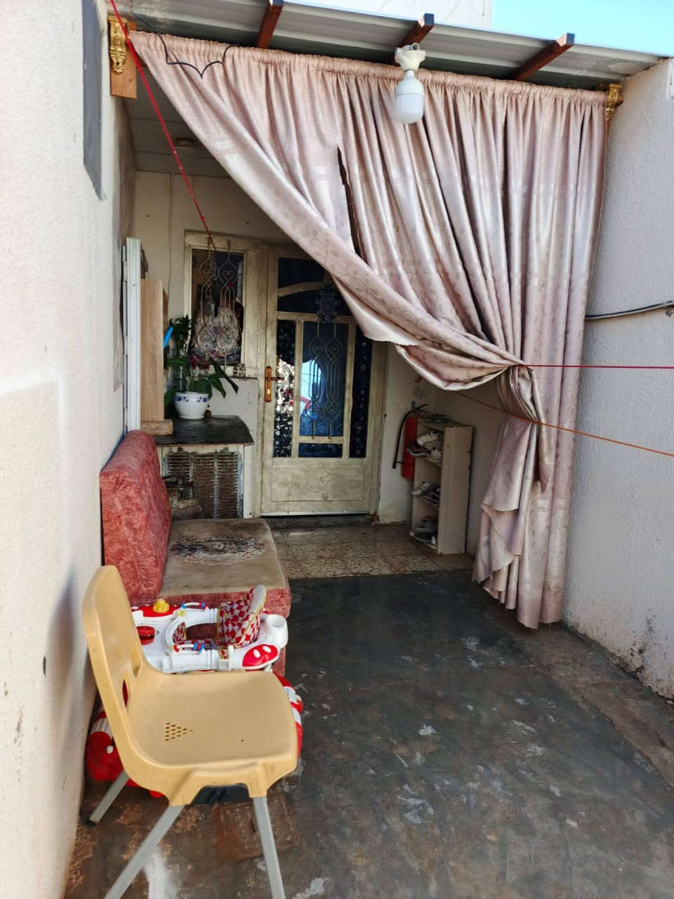 السلام عليكم
بيت ١٠٠ متر سند 25 
 متكون من غرفه 
ومطبخ وهول وصحيات جوه وبره وطارمه العنوان بحريه طريق النيل القديم شارع الصوره قرب مخازن مرجان سراميك اتصال ***********
