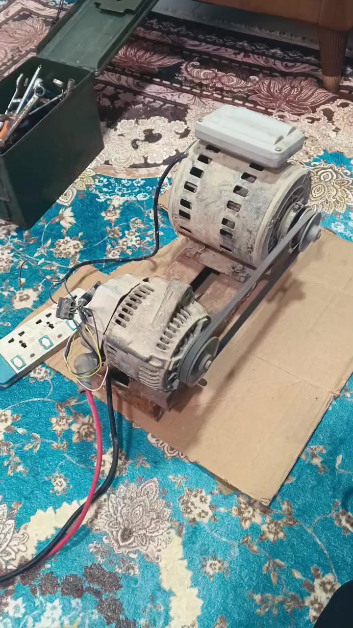 للبيع: غراض كهربائية (تحويرة مولد + عاكسة ماكسيما) بسعر لُقطة! ⚡
​يا شباب عندي غراض ثنينهن للبيع سوية بداعي التصفية، والشغل نظيف ومثل ما موضح بالصور والفيديو:
​1️⃣ أولاً: تحويرة توليد (دينامو ومحرك) ⚙️
تحويرة كاملة مشدودة على قاعدة حديدية وقايش، تتكون من محرك (ماطور) ودينامو شحن. التوصيلات والوايرات كاملة ومثل ما تشوفون بالفيديو الماطور يفر الدينامو. تفيد أهل الابتكارات أو اللي يريد يكمل عليها مشروع توليد خاص.
​2️⃣ ثانياً: عاكسة ماكسيما (MAXIMA ECO 900VA) 🔋
عاكسة أصلية ونظيفة، موديل 900VA. ملاحظة للأمانة: العاكسة غرض منفصل وما لها علاقة بنظام المولد الفوق، يعني مو مشدودة عليه، بس البيع للثنين سوية.
​💰 السعر النهائي للقطعتين (التحويرة + العاكسة): 100 ألف دينار فقط. العنوان كربلاء ***********
