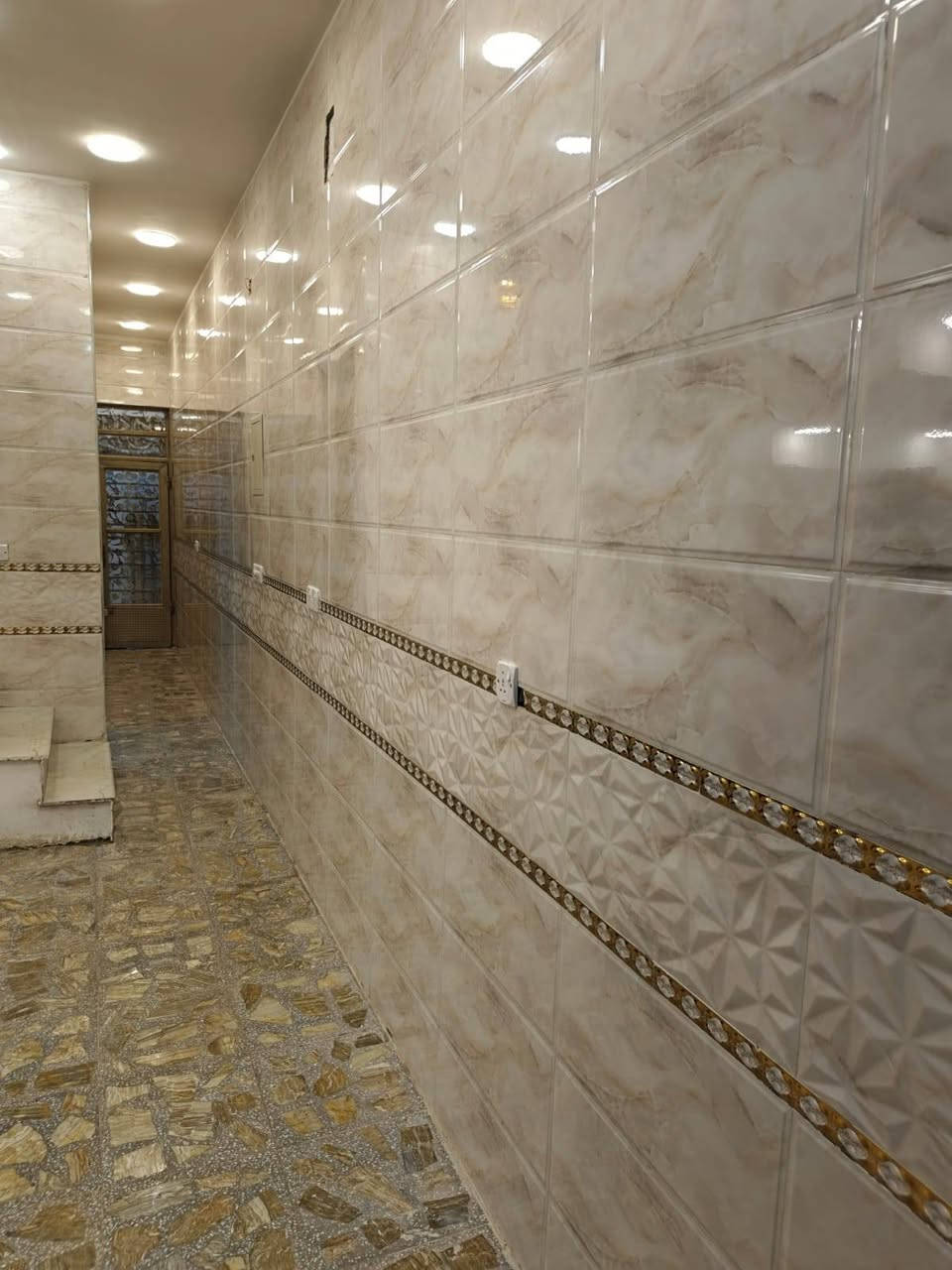 السلام عليكم// نصف قطعة شرك//المساحة 72متر// بناء 2025 التفاصيل// النص قطعة مداخل ثنين  ستقبال وحمام خارجي وغرفة نوم وصالة ومطبخ
الطابق الثاني يحتوي على غرف نوم 2 وصالة وصحيات والطابق الثالث بيتونة //رقم الهاتف//***********
