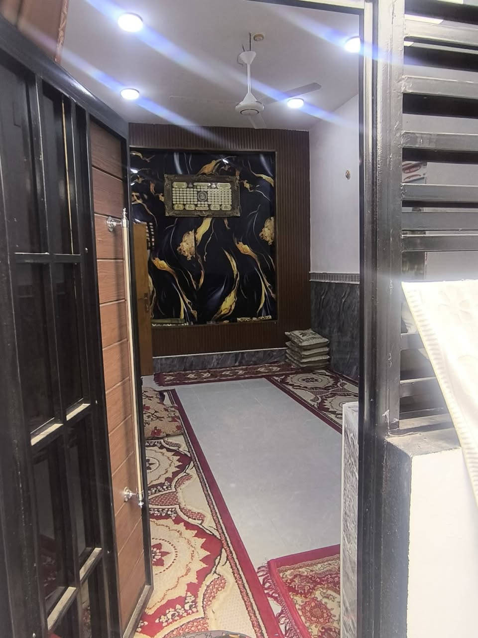 سلام عليكم بيت ١٠٠ للبيع النجف حي النداء مكون من استقبال وصاله ومطبخ وغرفه وصحيات داخليه وخارجيه وبيتونه 5في5 بيت بنأ حديث جدران ومطابخ سيراميك هندي لوح بورسلين بالماده الازقه بيت مسكون قرب عن شارع المجمعات ٢٠٠ متر المنطقه خمسين الف يباع نقد او على المبادره سعره ٨٧ للاستفسار الاتصال على الرقم ***********
