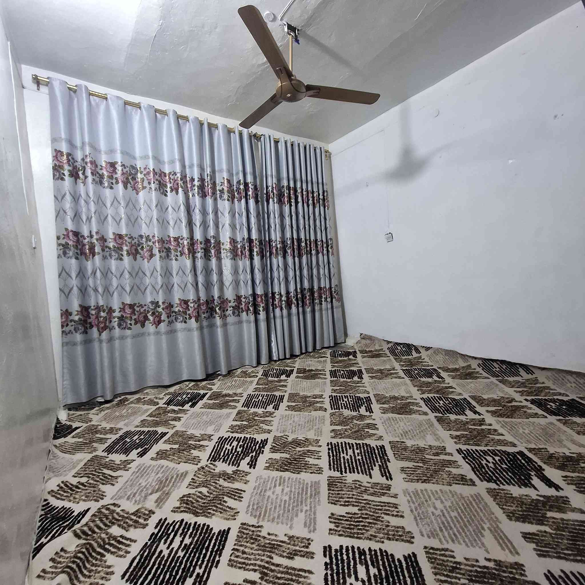 بيت للبيع ٢٠٠ متر 
طابق واحد بناء قديم (عكادة )
الموقع  الحسينية محلة ٢٠٩ قرب السوق الكبير ( الفرع الصغير مقابل البانزين خانة ) 
للإستفسار الاتصال او المراسلة ع الواتساب  على الرقم  ***********
