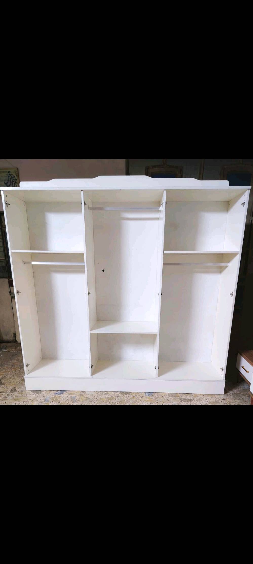 غرفة نوم فخمة للبيع بحالة ممتازة، تتضمن تسريحة بتصميم كلاسيكي مع مرآة كبيرة وأدراج تخزين، سرير مريح بتنجيد فاخر باللون الأزرق الداكن، خزانة راقية بتفاصيل ذهبية، وكمودينات جانبية. التصميم يضيف لمسة من الجمال الكلاسيكي لأي غرفة.