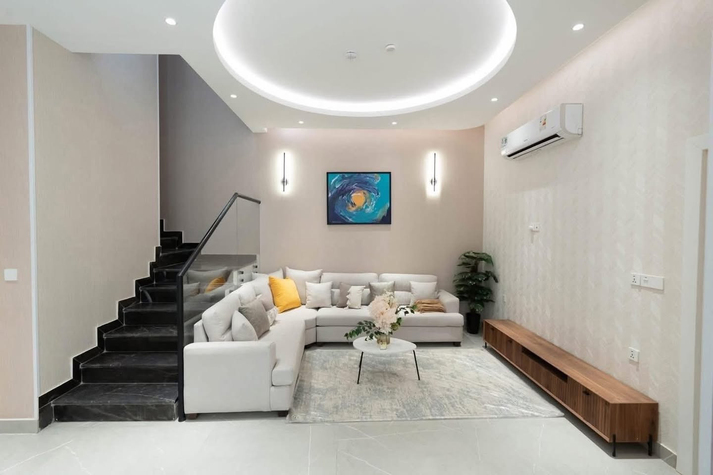 🌟 **فرصة لا تعوض في مشروع بحيرة الأمنيات!** 🌟
استثمر في أفخم مشروع سكني في كربلاء بمساحة 100 دونم، مع عدد وحدات سكنية محدود يبلغ 461 وحدة فقط!

🏡 **مميزات المشروع:**

- **مساحات متنوعة:** 200م²، 250م²، 300م² (فلل) و600م²، 700م² (قصور).

- **موقع استراتيجي:** كربلاء - شارع المجمع الحكومي.

- **خدمات بلا منافس:** 

  - ثاني أكبر بحيرة كريستالية في العراق.

  - أكثر من 55% مساحات خضراء ومناطق ترفيهية.

  - مول بارتفاع 6 طوابق.

  - مدرسة سيدرز البريطانية.

💰 **العروض:**

- **خصم 5% عند التسديد.**

- **خصم 20% عند الدفع كاش.**

**أسعار تبدأ من 350 مليون على مساحة 200م².**  

مدة تسديد 3 سنوات، مقسمة على 

15  دفعة كل 3 أشهر.

للحجز والاستفسار:

***********
