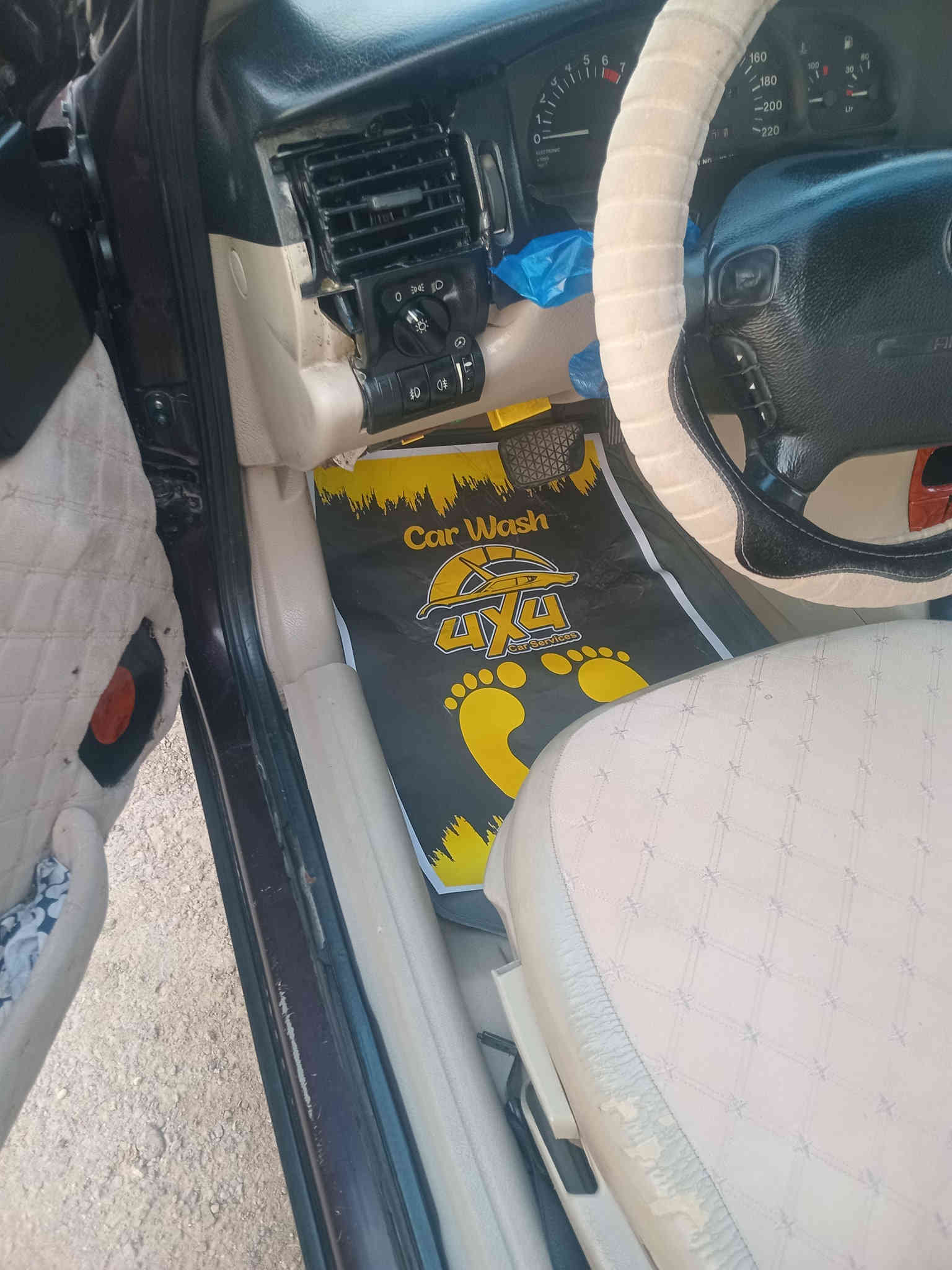 سلام عليكم فكتره بزون رقم الانبار موديل ٢٠٠٠ محرك ٢٠٠٠ كير اوتوماتيك سياره وضع لشركه لاضربه ولاخياس تراي  وين مايعجبك ويل كب صدر خلفي أمامي جدد عنوان رمادي ٥كيلو تحويل مباشر لسعر ٤٥ ورقه وبيها شويه مجال او مراوس ***********
