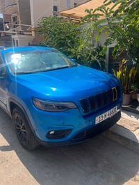 جيب شيروكي(بزون)    موديل 2023 اصل الحادث قطعتين بس مصبوغه 4 قطع جمالي...