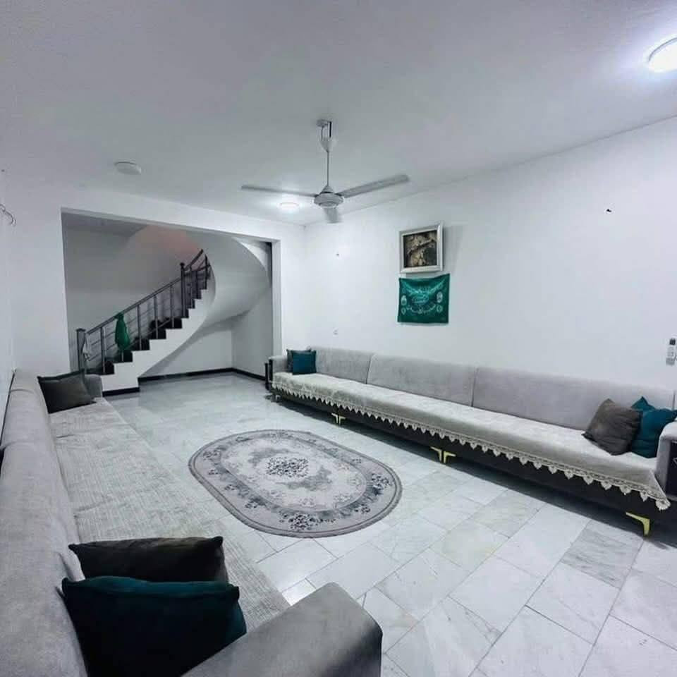 #للبيع_للبيع 🆕💵❤️‍🔥

دار للبيــــــــــع (في مجمع الملوك السكني ) 

فـٓــــي الحلة شارع 80 جهة كربلاء حي الضباط الثانية 

200 متر (طابو ملك صرف ) 

___💵______

المساحـة 🔁// 200م #طابــو ملك صرف❤️‍🔥

الواجهـة◀️ // 10متر

النـزال  ◀️// 20متر 

___💵______

2 غرفـــة نوم  2 صحيات داخلية وخطار 

و صالة واستقبال  ومطبخ  ومناور

وگـراج وحديقـة أمامية 

مطلوب للاسكان 110 مليون 

____💵____

***********
