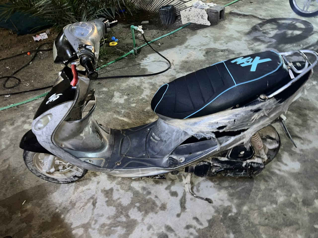 السلام عليكم ذني 3 دراجات وحده شحن x900نقصه باتري سعره 350 وحده ماكس قرده نقصه هدر مكسور واير بانزين سعره 225 وبيه مجال والقجمه مابيه شي كامله سعره 600 وهم بيه مجال عنوان الزبير تلفون***********
