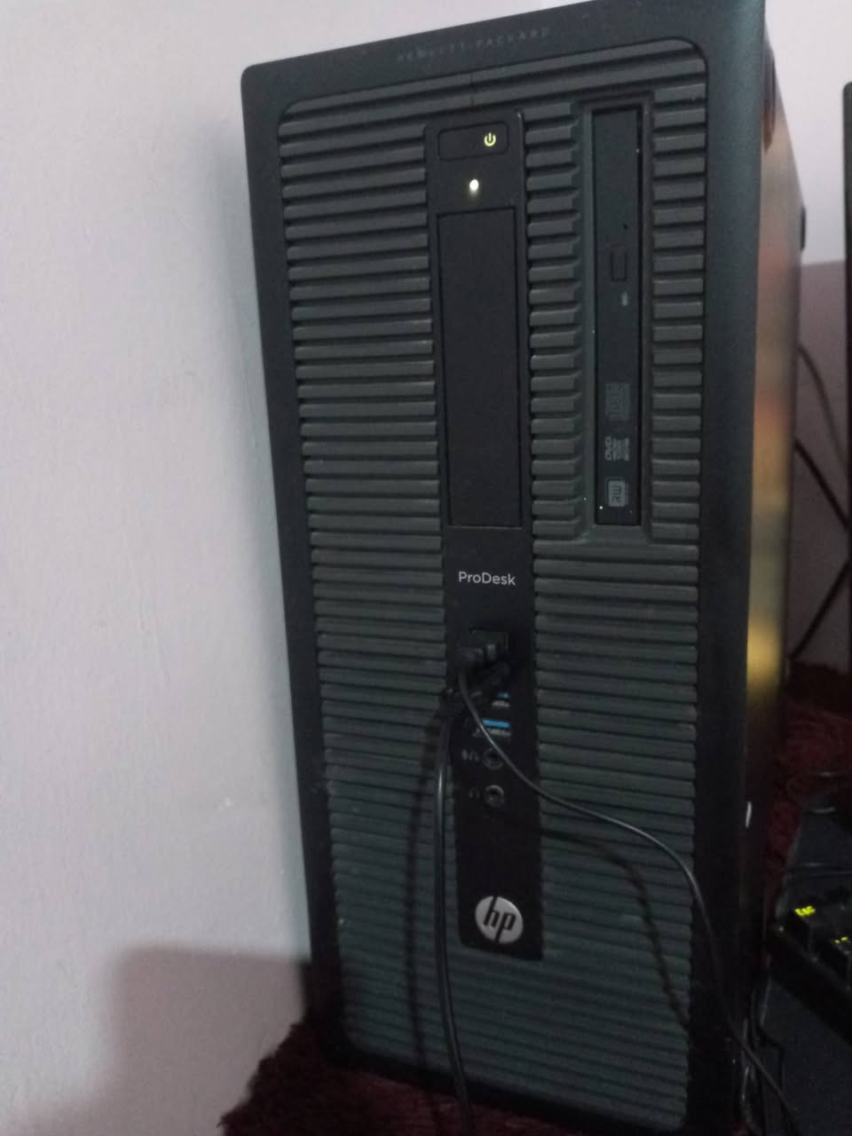 بيسي النوع.  hp ProDesk g1 tower .المواصفات  رام 8 . كرت الشاشة rx 550 4gb . معالج i5 جيل رابع (اربع نواة) . مساحة تيرا نوع HHD . بور سبلاي 320. نظام ويندوز 10 برو. السعر 300 وبيه مجال للتواصل واتساب ***********
