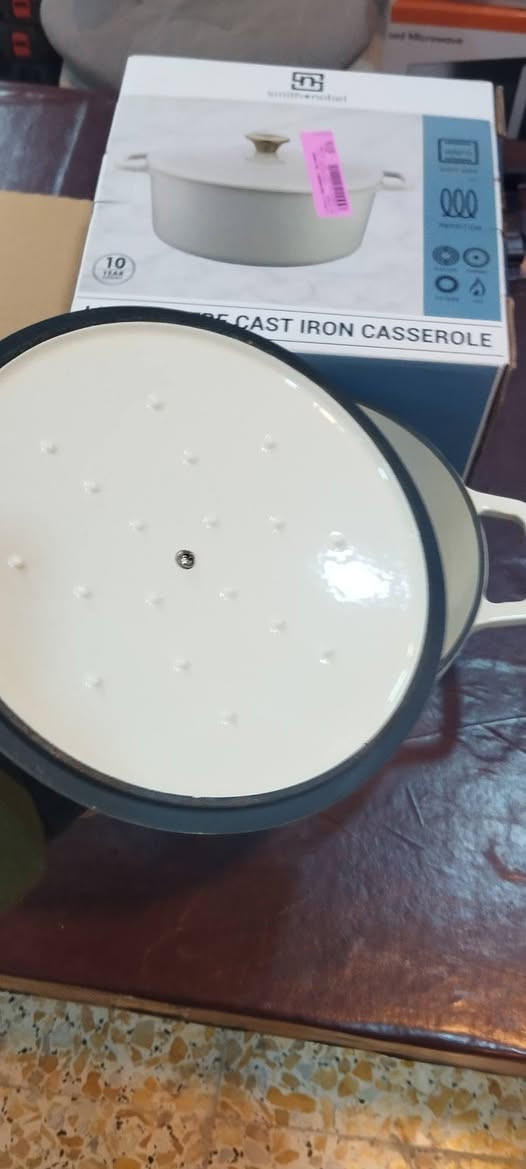 قدر الطهيماركه سمث نوبل  المصنوع من الحديد  الزهر الفاخر من سميث + نوبل. صُمم هذا القدر ليجمع بين الأناقة والأداء المتميز، فهو مصنوع من حديد زهر متين متوافق مع المواقد الحثية، مما يضمن توزيعًا متساويًا للحرارة لأطباق مطهوة بإتقان في كل مرة. يضفي لونه الجذاب لمسة جمالية على مطبخك، مما يجعله خيارًا مثاليًا للوجبات اليومية أو المناسبات الخاصة.

يُعد هذا القدر مثاليًا للطهاة من جميع المستويات، فهو مناسب لجميع أنواع الطهي، من التحميص البطيء والخبز إلى طهي اليخنات والشوربات على نار هادئة. يحتفظ الحديد الزهر بالحرارة بشكل ممتاز، مما يحافظ على رطوبة الطعام ويعزز نكهاته. سواء كنت تُحضّر عشاءً دافئًا للعائلة أو وليمة للأصدقاء، فإن قدر الطهي هذا يجعل الطهي في غاية السهولة.
مصنوع من الحديد الزهر المتين لتوزيع متساوٍ للحرارة
• يحتفظ بالحرارة ويحبس الرطوبة
• لمسة نهائية رائعة تضفي جمالًا على مطبخك
• مثالي للتحميص البطيء والخبز والطهي على نار هادئة
• متوافق مع المواقد الحثية
• سعة 5 لترات، مثالي لوجبات العائلة أو المناسبات الخاصة


**إذا كنت صاحب هذا الإعلان وتريد حذفه لأي سبب، رجاءا أرسل رسالة إلى الدعم الفني**