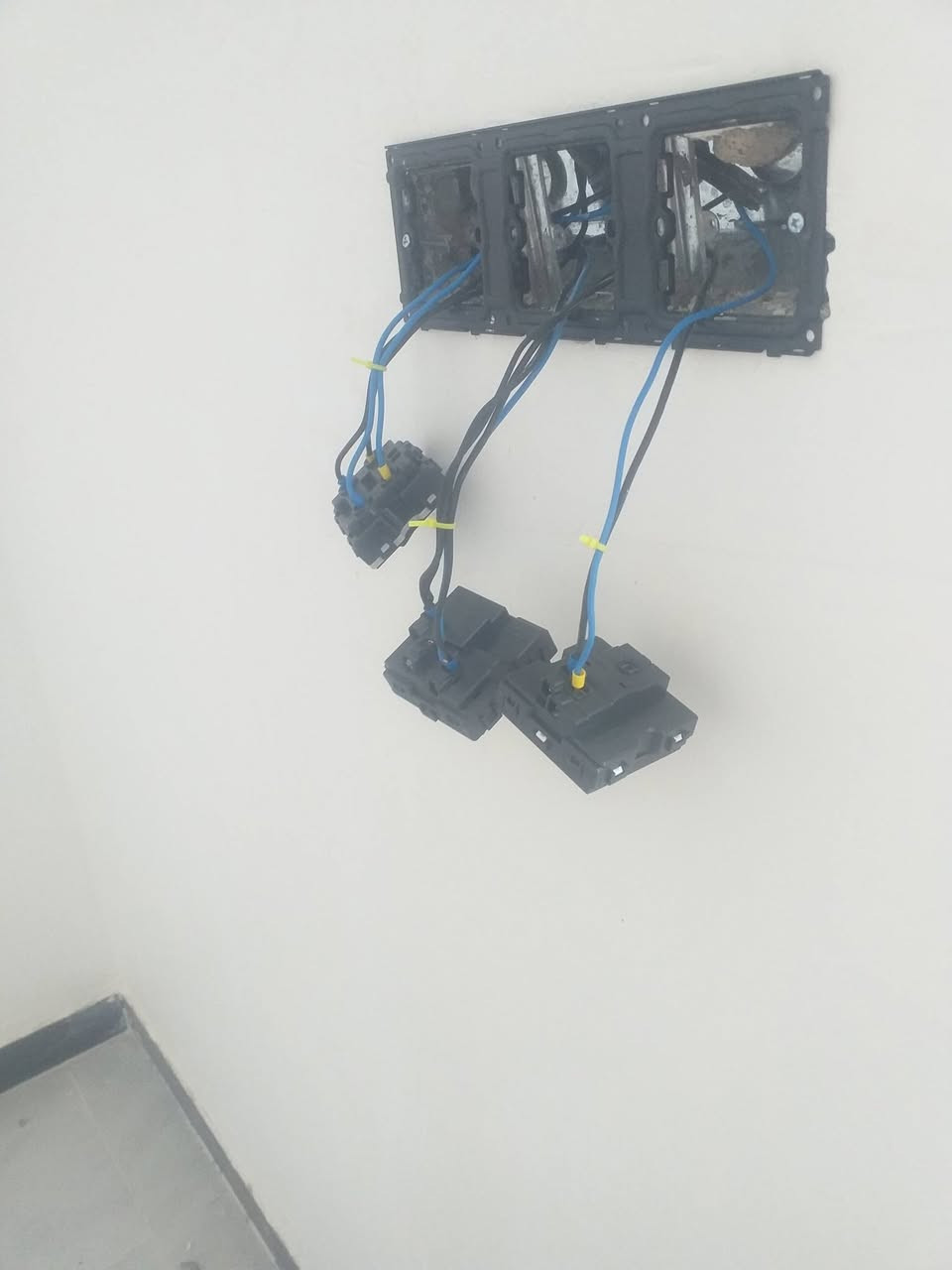 كهربائي تأسيس منازل جديده بنايات بوري وسمنس  مكاني ناصريه اقضيه نواحي  نشتغل شغل شرط حسب طلب الزبون وبسعار مناسبة ومواعيد مضبوطة هاتف ***********واتساب متفرغ حاليا
