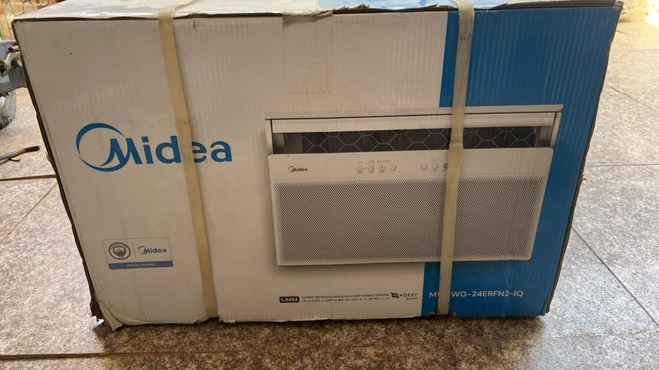 السلام عليكم شباب، عندي مكيف ميديا (Midea) حجم 2 طن للبيع، الجهاز مستخدم اقل من اسبوع 
أبرز المواصفات والميزات: 
• تكنولوجيا الإنفيرتر (Inverter): اقتصادي جداً في استهلاك الطاقة . 
• التحكم بالأمبير (Amppage Control): يشتغل على سحب أمبيرية منخفضة ومستقرة (تقدر تخليه يسحب حوالي 4 أمبير أو حسب رغبتك) يعني يشتغل ويه المولد براحة بدون مشاكل.
• كمبريسور T3 الاستوائي: مصمم خصيصاً للأجواء الحارة ويتحمل درجات الحرارة العالية بدون ما يفصل، وتبريده ما شاء الله ثلج.
• المكيف لا يزال راكباً في الغرفة ولم تقم بفكه بعد، وتقدر تجي وتفحصه وهو شغال وتشوف برودته بنفسك قبل ما 
تفكه 
• وصل الضمان موجود الجهاز تحت الضمان 
سعر الشراء في موقع تكييف والمحلات 690 الف 
السعر المطلوب بسبب الاستخدام مدة اسبوع 560 الف 
لتواصل واتس اب ***********
