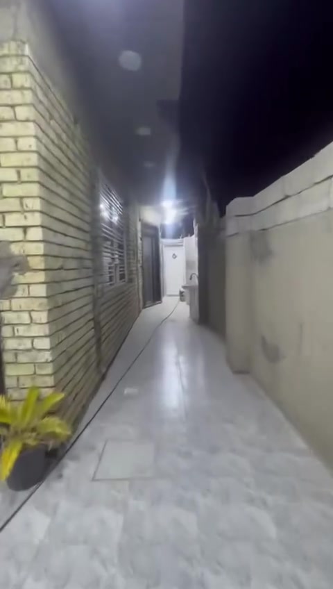 دار للبيع مساحه270 متر  للبيع  زراعي عل ٢٥ يتكون من غرفتين نوم سويتات وستقبال مطبخ حار بارد  صاله بناء حديث صاحب لبيت مستعجل البيت بمنطقة الجعارة قرب حسينية المنتظر  خدمات كامله للتواصل***********
