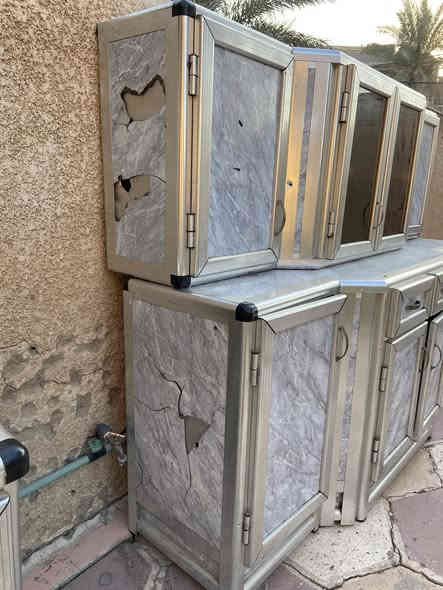 كاونتر قطعتين وسنك سعرهن كامل 110 الف وبيهن مجال بسيط مكان فلوجه
***********
