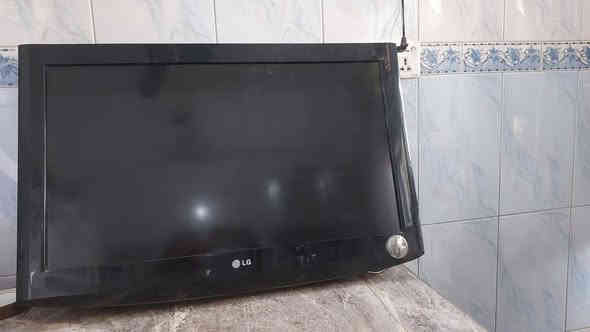للبيع شاشه ال جي حجمه ما اعرف شكد موديل قديم بدون ريموت مكانه بغداد الغدير نظيفه جدا مطابه تصليح ابد سعر ٣٠ الف للاتصال ***********
