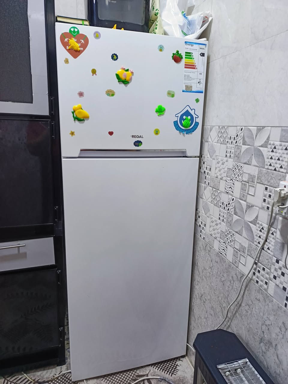 السلام عليكم ثلاجه حجم كبير نوعيه ممتازه نضافه 100 زائد مجمده حجم كبير نضافه فول للبيع ثنين سعرهن من لخير 550 مكاني خمسه كيلو اتصل ***********
