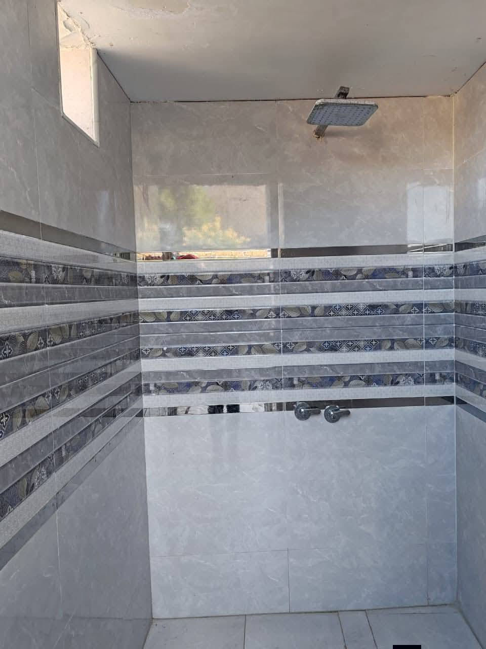 السلام عليكم ورحمه الله بيت بحي صحفيين نزله الجامع مساحه 200 متر وبي وصل تطويب
البيت جديد طابوك صب كونكريت بناء درجه اولى قريب عل شارع العام متكون من غرفتين وصاله واسعه  ومطبخ واسع وصحيات داخليه وخارجيه واستقبال وكراج للتواصل ***********.
