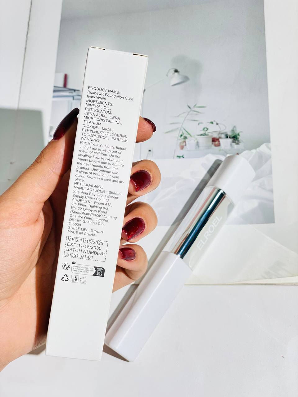 🌟 السر الكوري لبشرة مثالية وخالية من العيوب! 🌟
المنتج اللي طاش والكل يسولف عنه 🔥 Blanc Cover Cream Stick من البراند الكورية الشهيرة ELROEL ✨

ليش هذا المنتج يعتبر سحري؟ 🤔👇
 🤍 تركيبة مبتكرة تتحول أمام عينج: يبدأ ككريم مرطب ومشد للبشرة باللون الأبيض، وأول ما توزعيه يتحول فوراً إلى كريم أساس ذكي يتكيف ويندمج تماماً مع لون بشرتِج الطبيعي!
 🧪 عناية وتغطية مثالية: غني بالكولاجين ومادة "Volufiline" الفرنسية، يعني مو بس مكياج، هذا علاج يوفّر ترطيب عميق يدوم طويلًا (حتى 50 ساعة)!
 🪄 إخفاء كامل للعيوب: يغطي الهالات السوداء، المسام، والتصبغات بمسحة واحدة وبدون تكتل.
 👜 سهولة وعملية بالاستخدام: يجي بتصميم "ستيك" عملي وسهل الحمل بالحقيبة، ومزود بفرشاة مدمجة ناعمة في الطرف الآخر لتسهيل الدمج بأي مكان وبأي وقت.

السعر 10 الاف


**إذا كنت صاحب هذا الإعلان وتريد حذفه لأي سبب، رجاءا أرسل رسالة إلى الدعم الفني**
