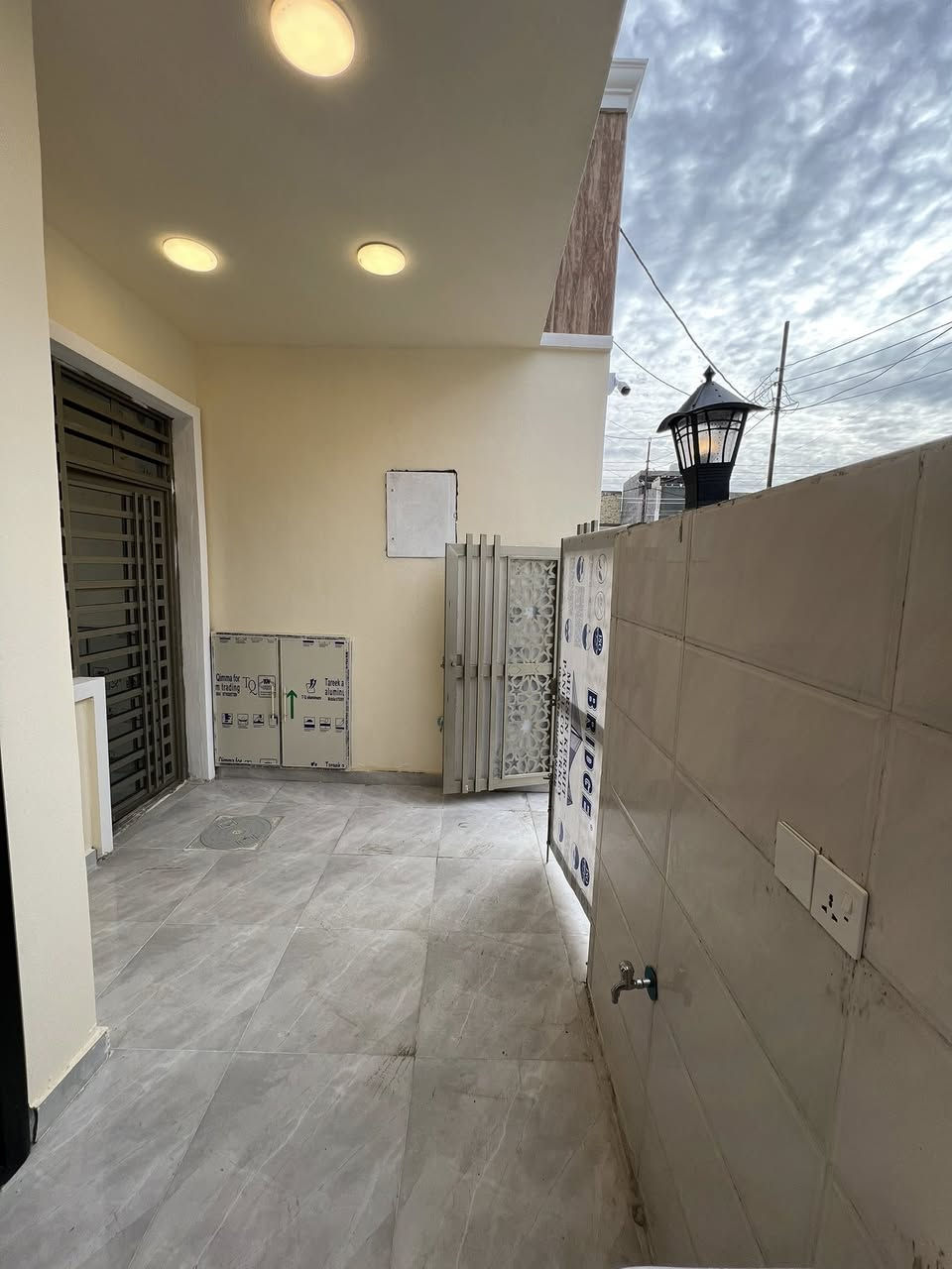 السلام وعليكم دار للبيع المساحة 100متر طابق ونص مفول يحتوي على صالة ومطبخ وحولي كبير وغرفتين نوم وحمام عدد 3 البيت نظام ديكورات جبسن بورد ونظام كامرات شغل درجئ اولى باسمي مباشر تنازل شركة الموقع الدورة البوعيثة مجمع العيثاوي شارع مول ادم  تفاصيل اكثر  للاستفسار (***********)(فقط واتساب***********)
