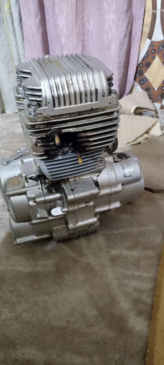 مكينة ستوتة للبيع 200ccنكرة سلف نكرة هندر مكينة نشطة مجفتة بس متصعد دهن كبل نزلتها  لشراي يراسلني واتساب سعر 100وبيهة مجال عنواني لبصرة***********
