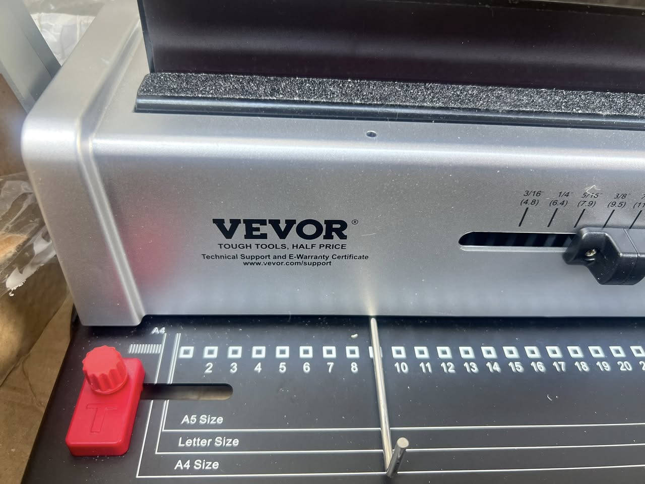 هذا الجهاز هو آلة تجليد سلكي (Wire Binding Machine) تستخدم لتجميع وتثبيت الأوراق معًا. 
سعة التثقيب: يمكنها ثقب ما يصل إلى 12 ورقة (بوزن 80 جرامًا) أو ورقتين من غلاف PVC في المرة الواحدة.
أحجام الورق: تدعم أحجام مختلفة مثل A4، A5، وحجم الرسائل (Letter Size).
حجم السلك: تدعم أسلاك تجليد بمقاسات تتراوح بين 4.8 ملم إلى 14.3 ملم.
ميزات أمان: تحتوي على حاوية نفايات يجب إفراغها بانتظام لضمان كفاءة العمل.


**إذا كنت صاحب هذا الإعلان وتريد حذفه لأي سبب، رجاءا أرسل رسالة إلى الدعم الفني**