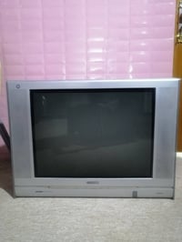 تلفزيون شغال • حالة جيدة • حجم كبير جداً