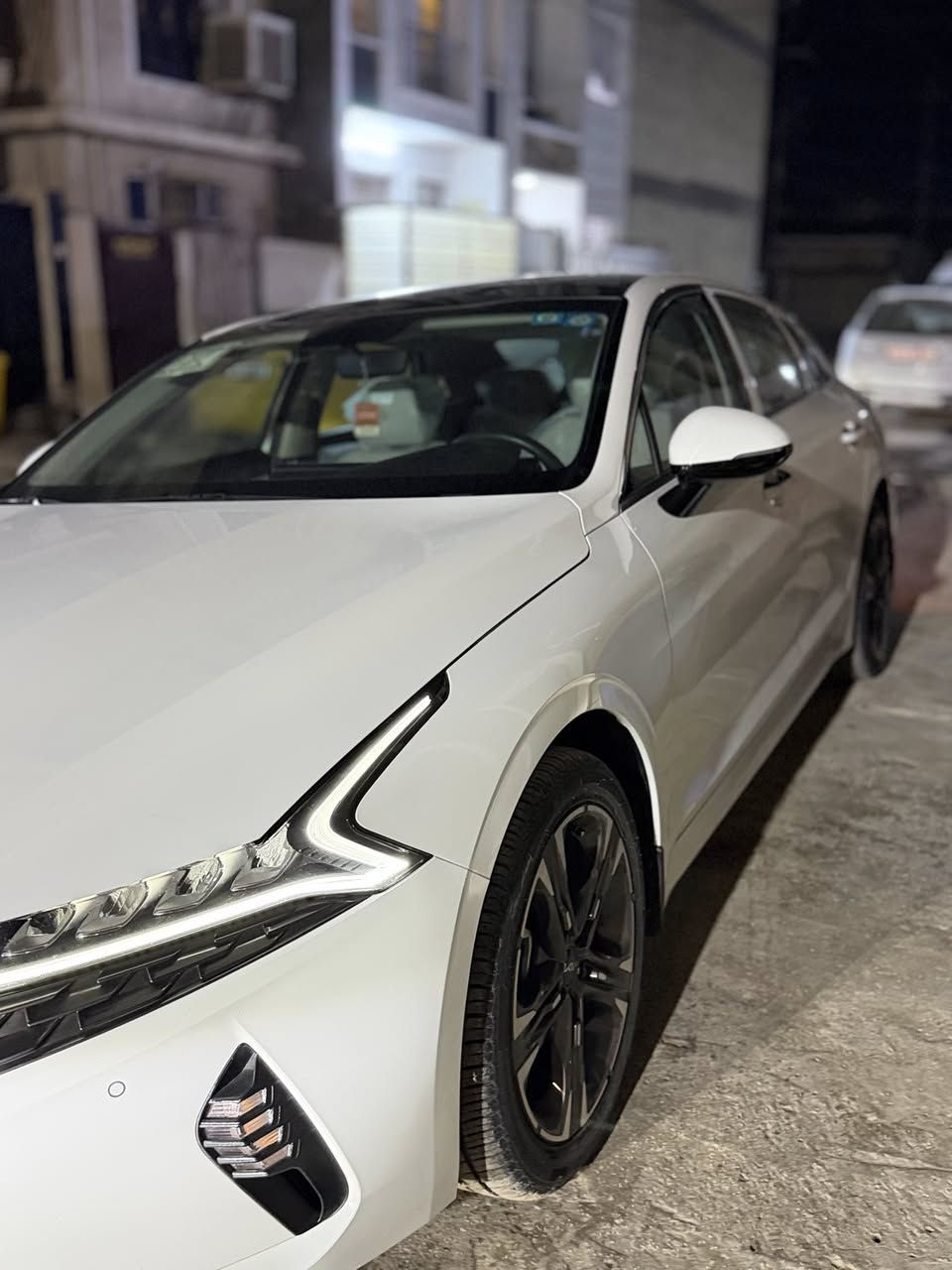 السلام عليكم للبيع k5 2023 خليجي محرك 2000
فول مواصفات للاخير 1/1
ماشية 25حقيقي ع وضع الشركه  حتى سبيرها بعده منازل
مكفولة كفالة عامه
سقف بانروما 
بصمه تشغيل وابواب وصندوق 
لد امامي وخلفي 
ويل كـاب كروم 
حساسات  امامي خلفي
كامره وشاشه 
رقم بغداد بإسمي تحويل مباشر 
سيارة جديده بحاله الزيرووو وبل عافيه ع الياخذها 
مكان السيارة بغداد تقاطع الدرويش 
للإستفسار 

‭0771 467 3844‬
